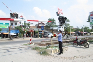 BỐ TRÍ BARIE TỰ ĐỘNG TẠI NƠI GIAO NHAU VỚI ĐƯỜNG SẮT