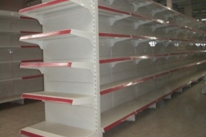 So sánh kệ siêu thị lưng tole và kệ siêu thị lưng lưới